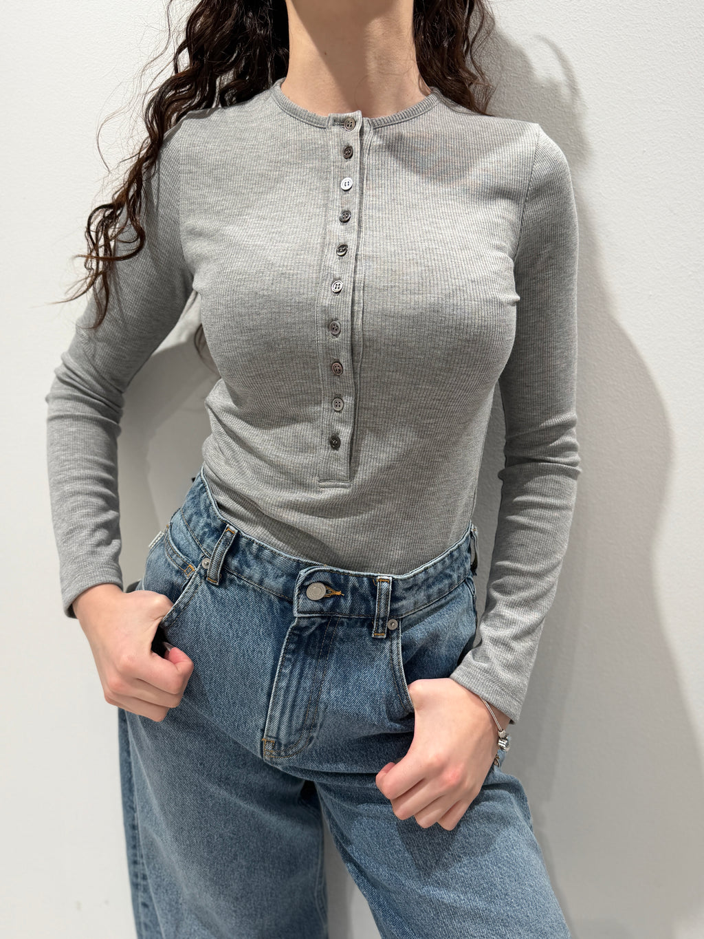 T-shirt Serafino a Costine con Bottoni