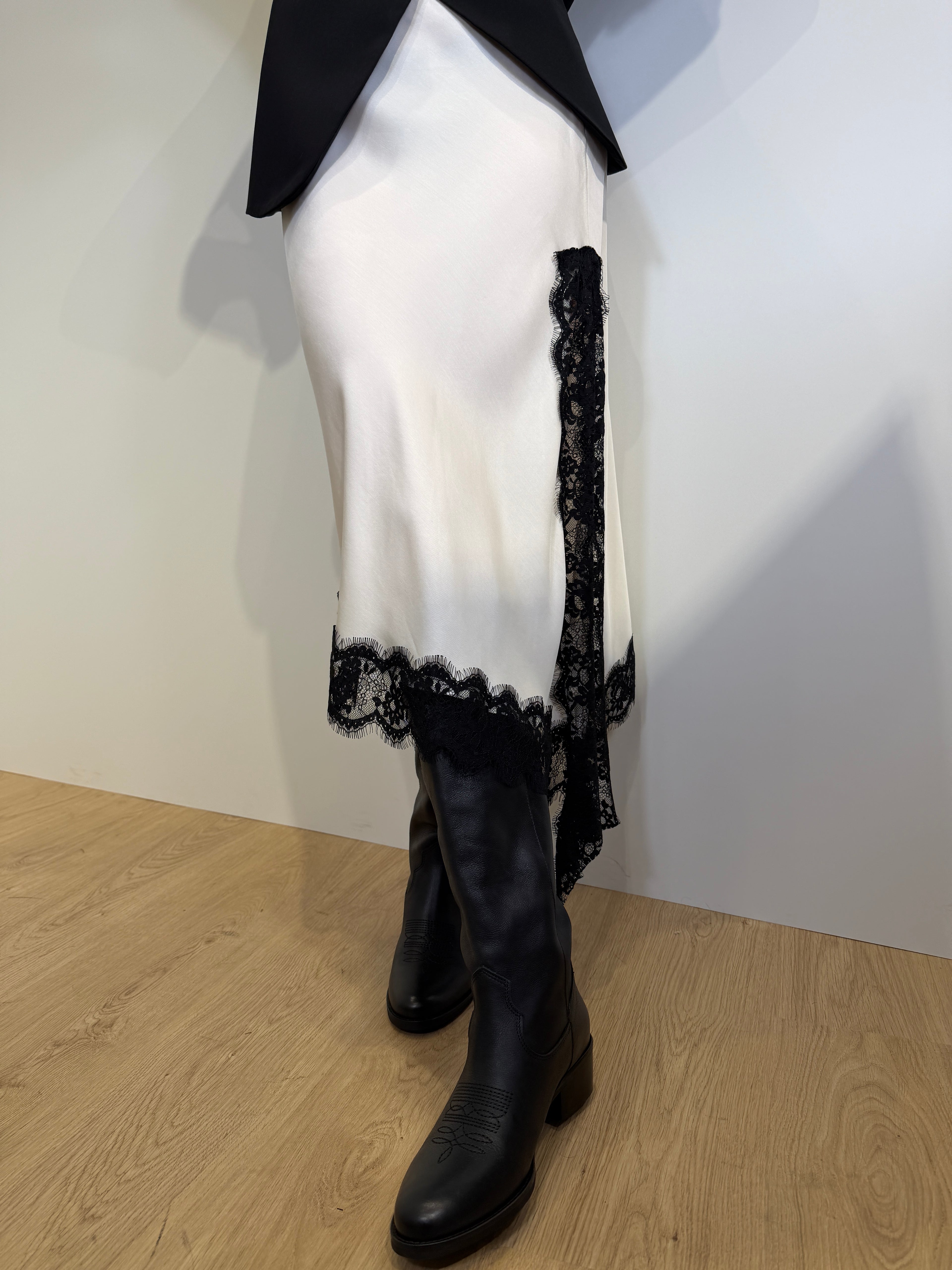 Gonna con Spacco Dettagli Pizzo Asimmetrica