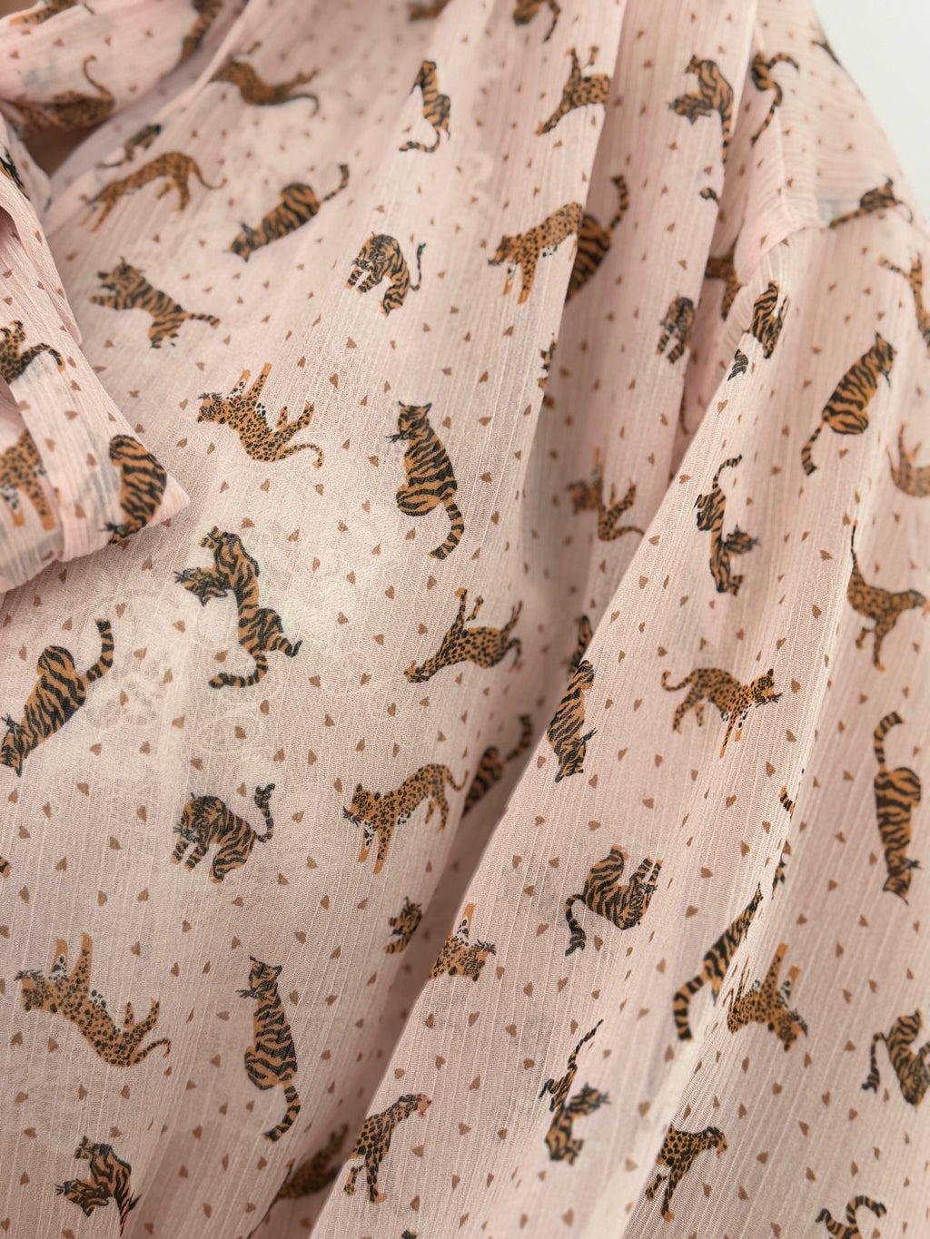 Blusa ampia fantasia con fiocco sul collo