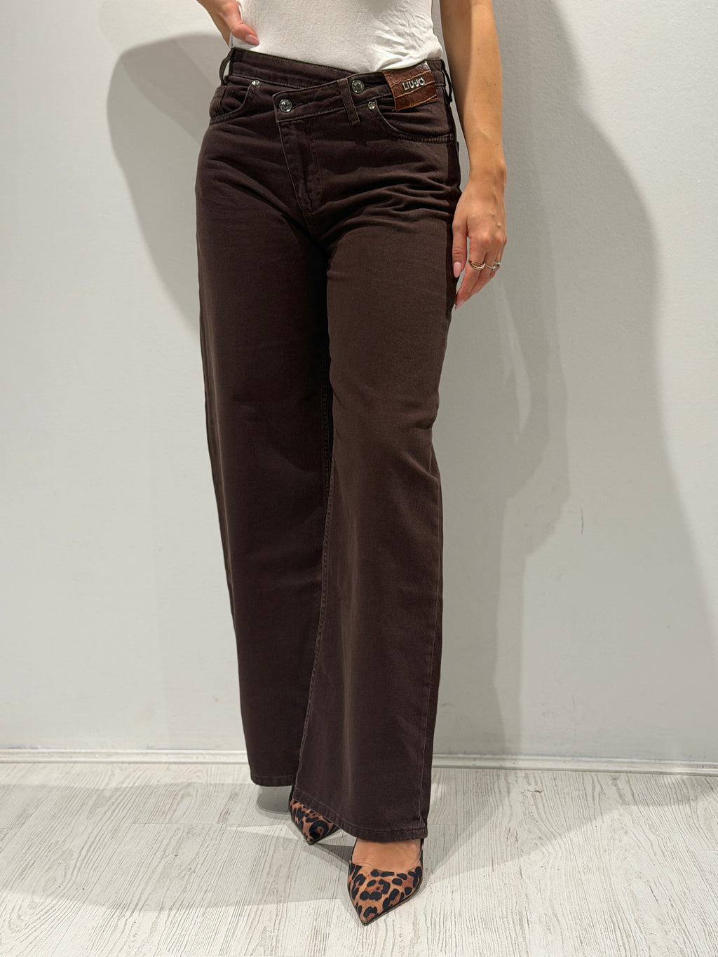 Denim straight con cinturino asimmetrico