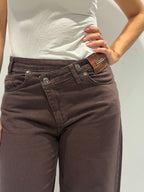 Denim straight con cinturino asimmetrico