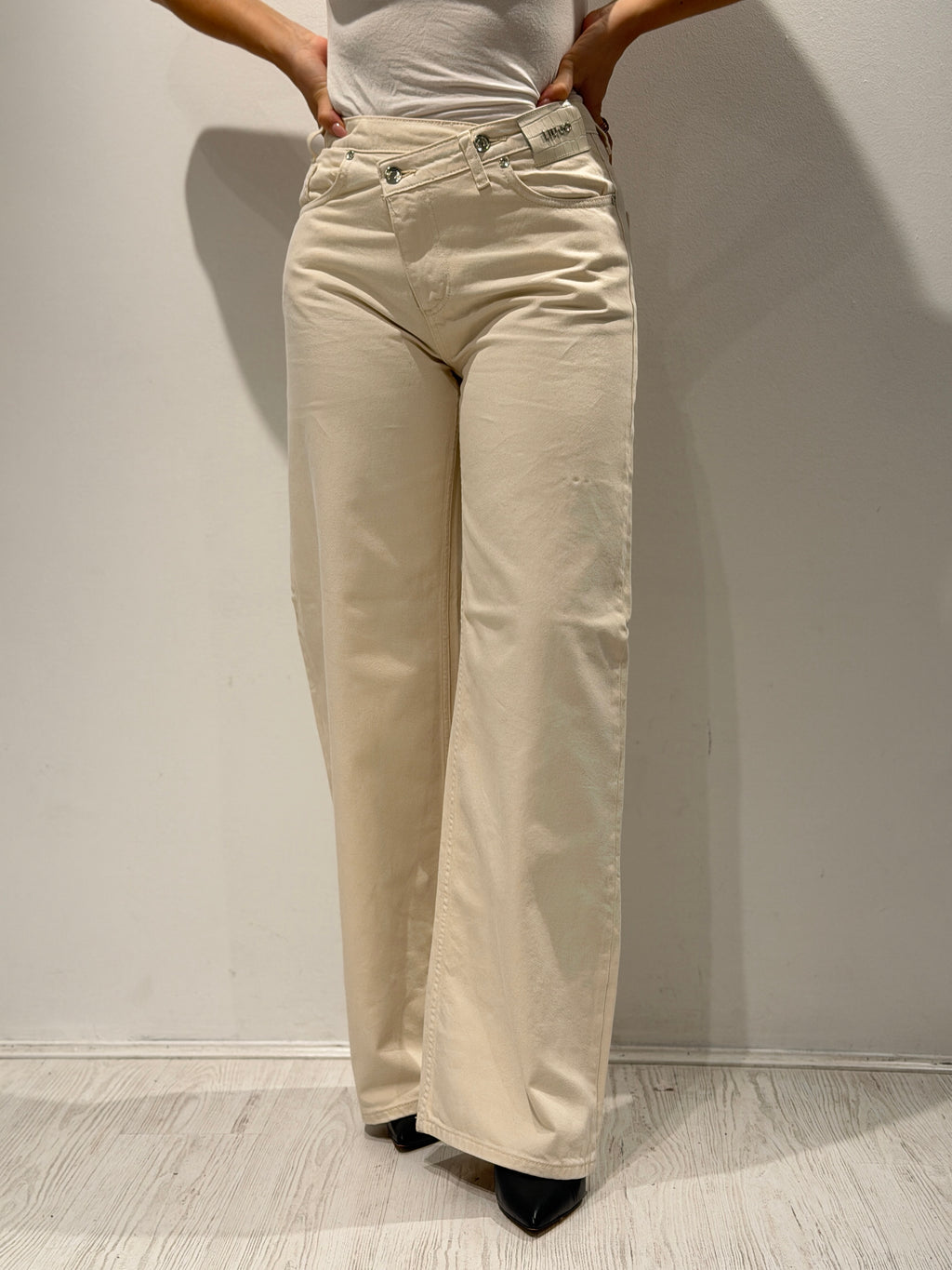 Denim straight con cinturino asimmetrico