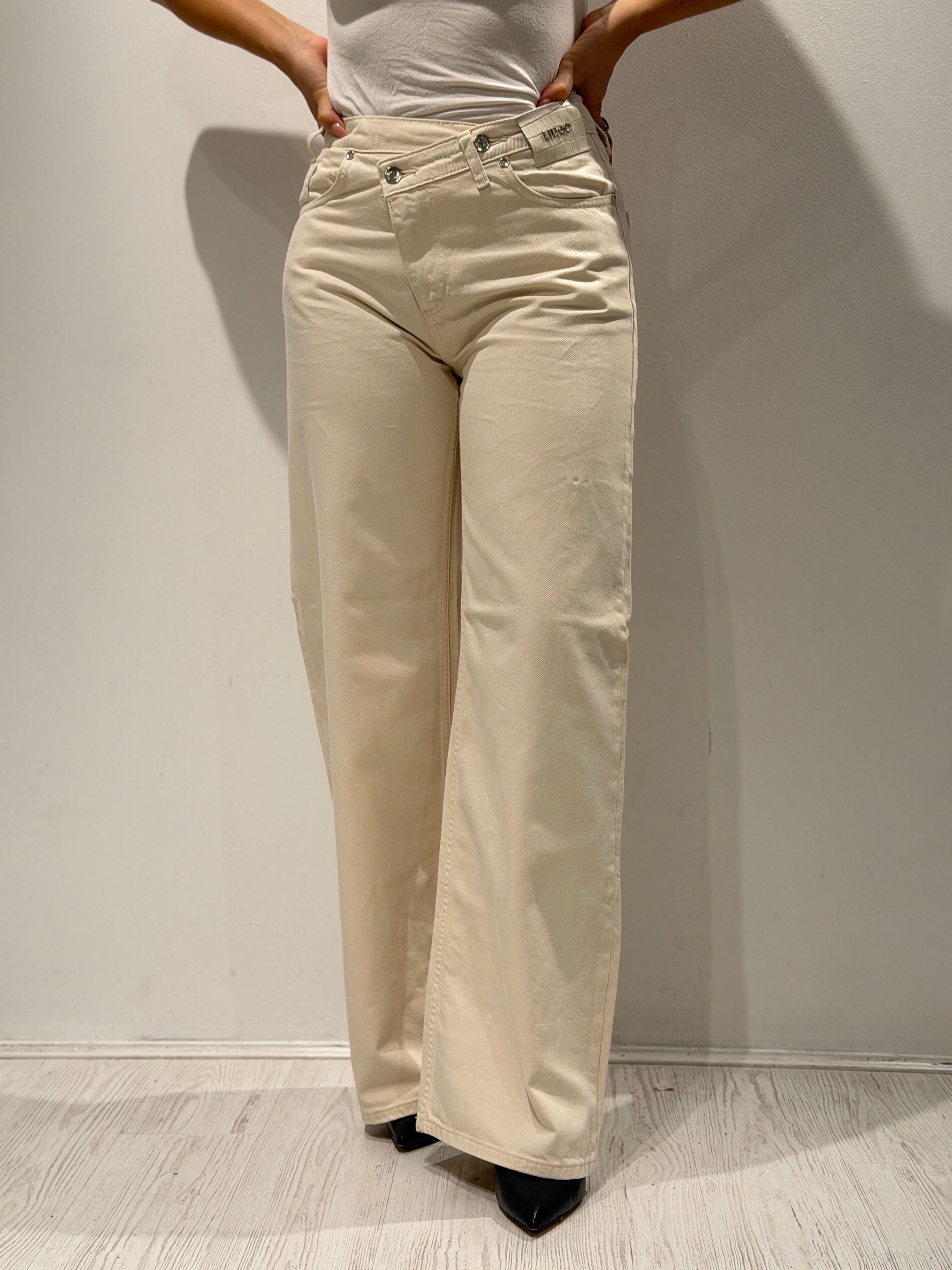 Denim straight con cinturino asimmetrico