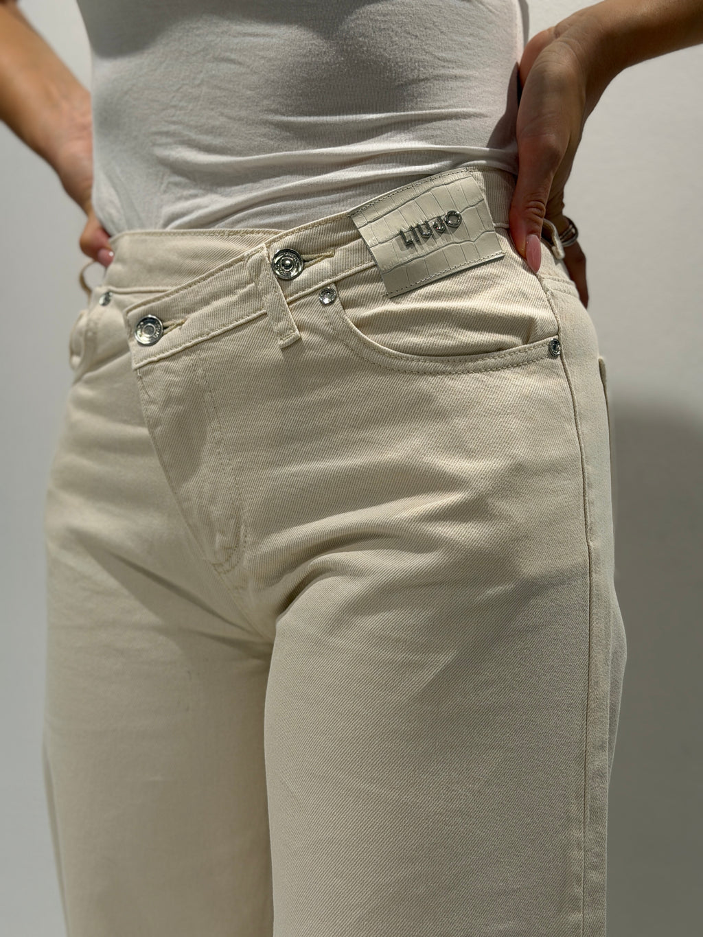Denim straight con cinturino asimmetrico