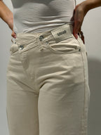 Denim straight con cinturino asimmetrico