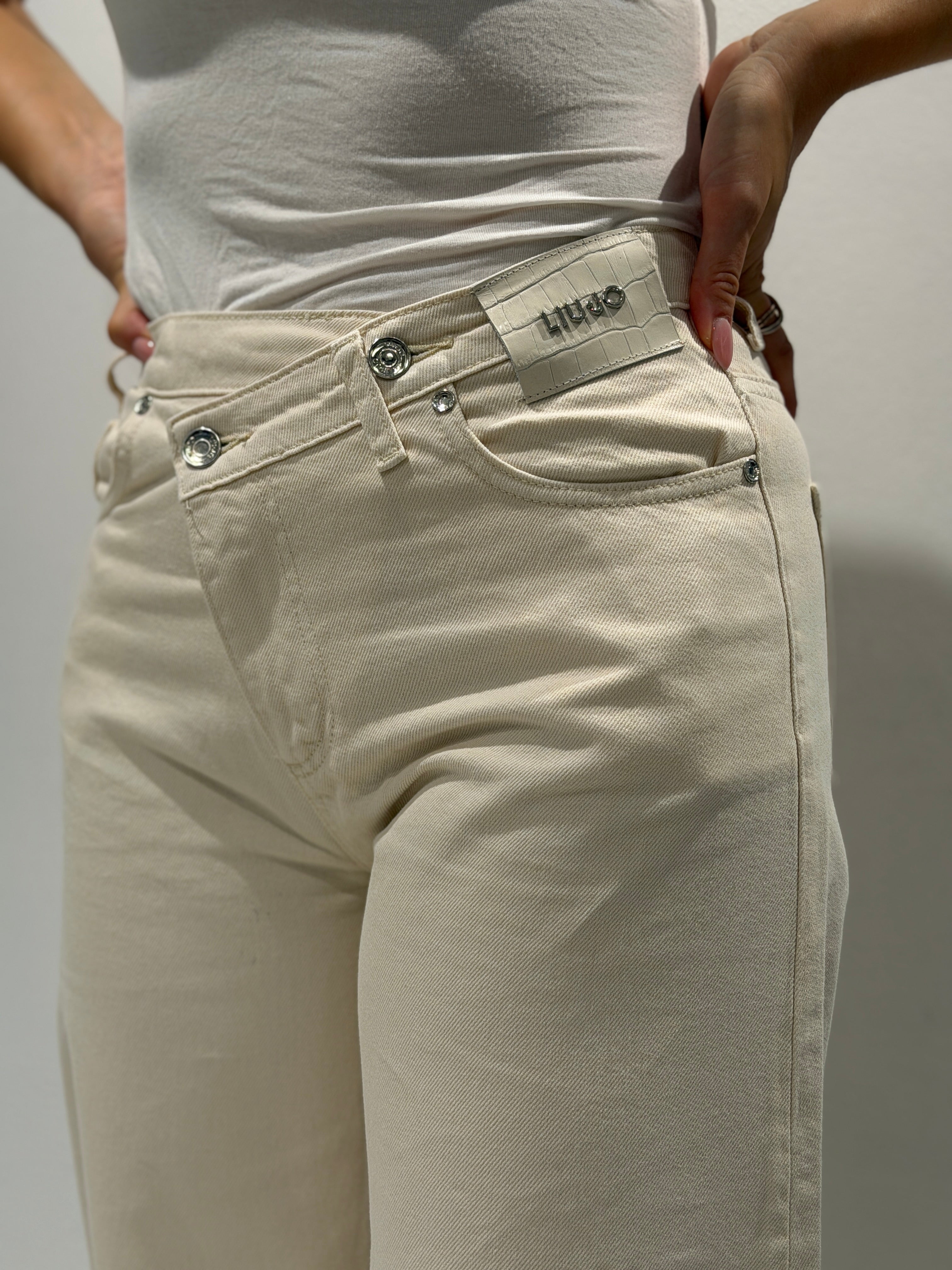 Denim straight con cinturino asimmetrico