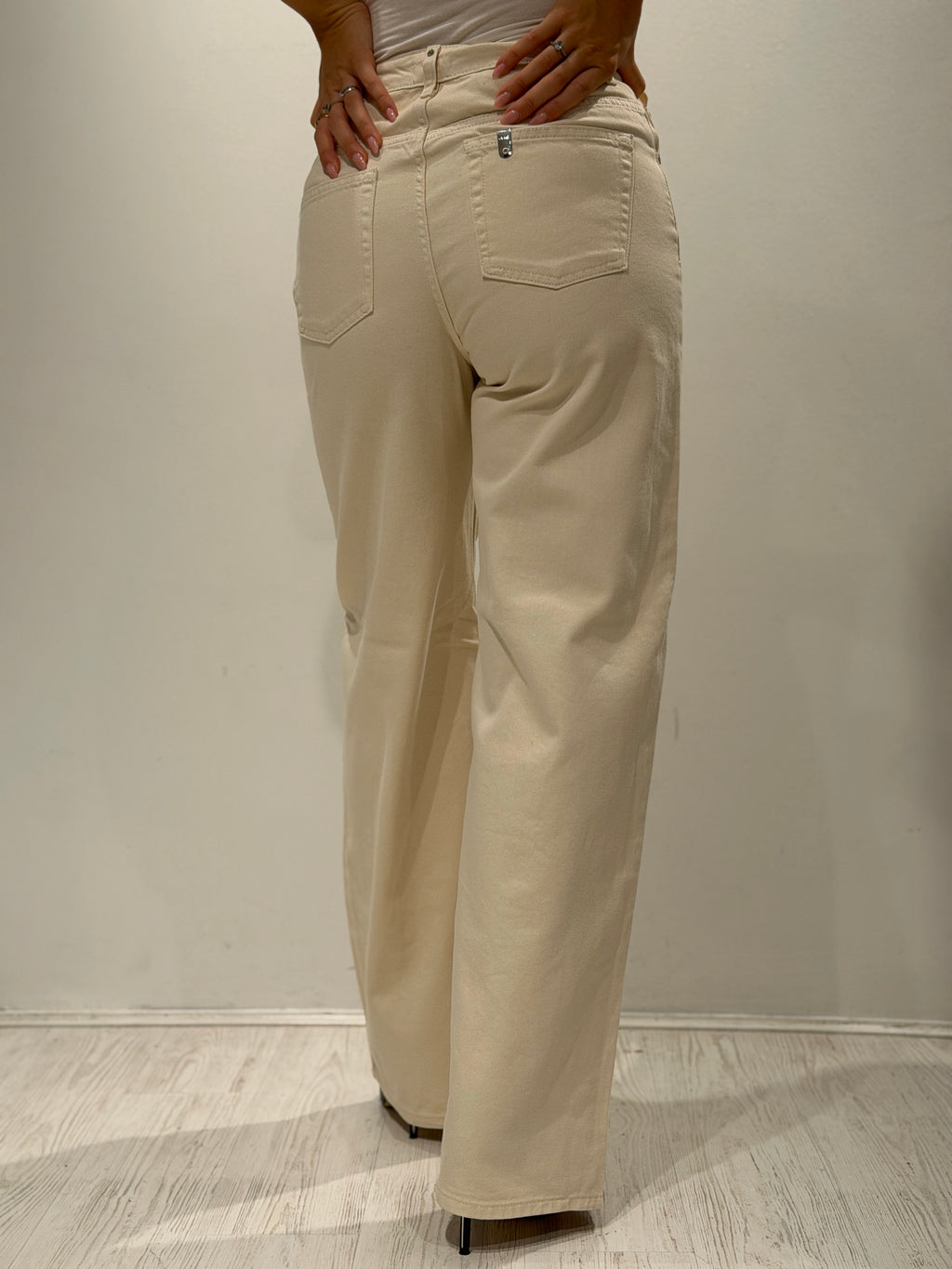 Denim straight con cinturino asimmetrico