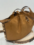 Borsa hobo grande con borchie