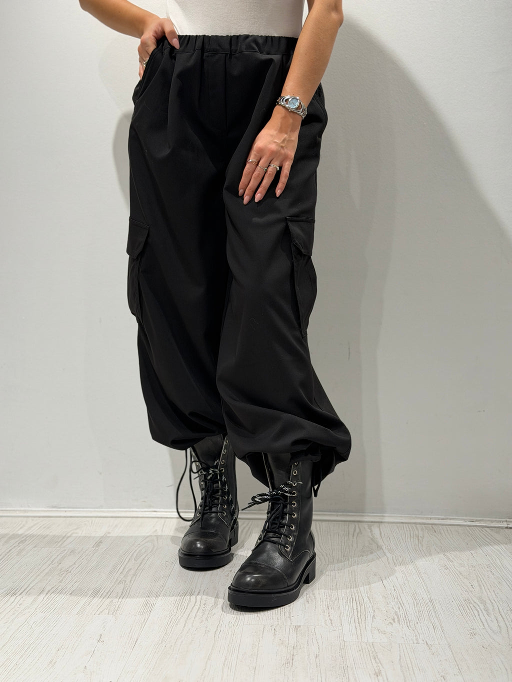 Pantalone cargo con coulisse sul fondo