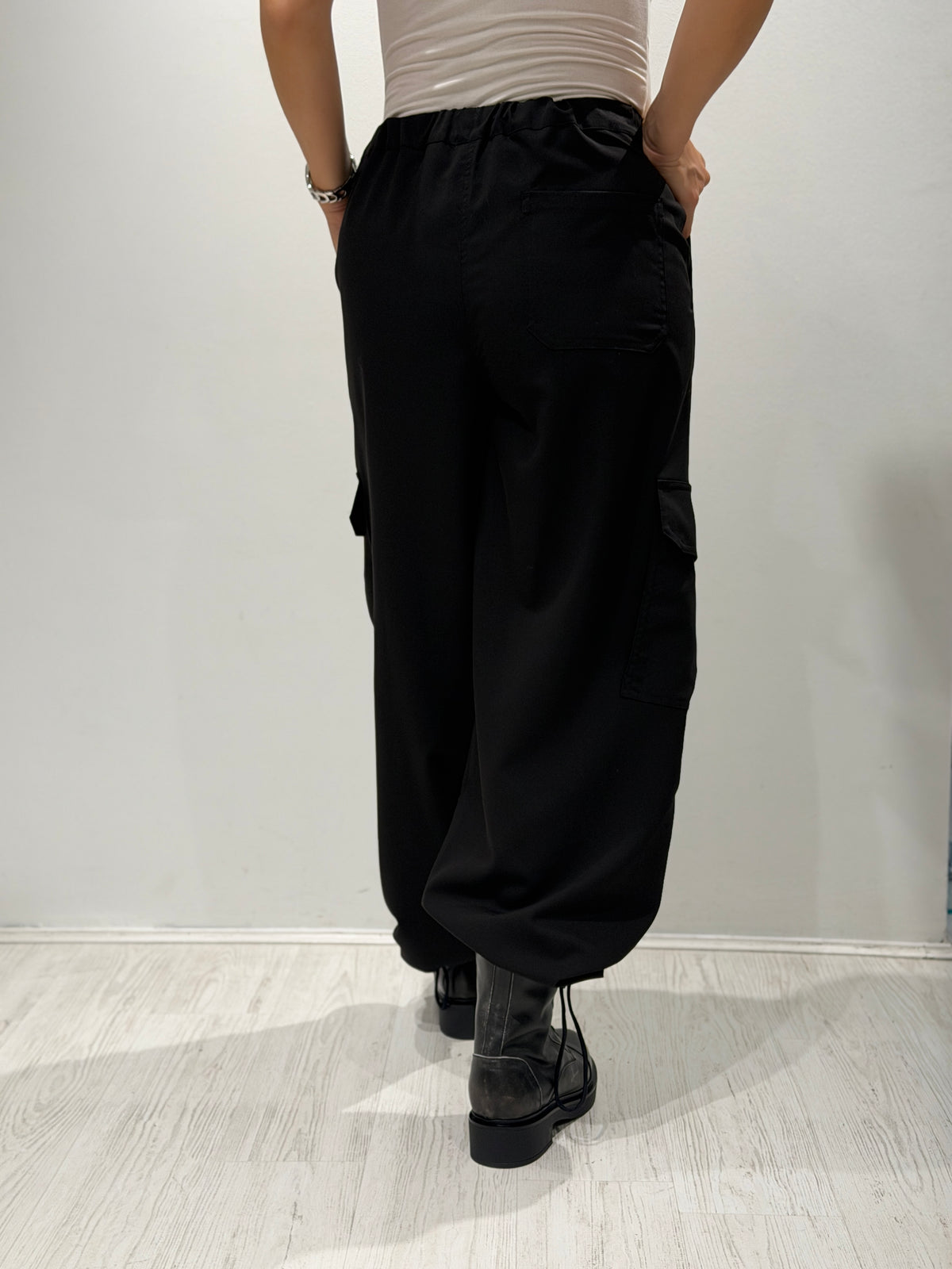 Pantalone cargo con coulisse sul fondo