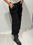 Pantalone cargo con coulisse sul fondo