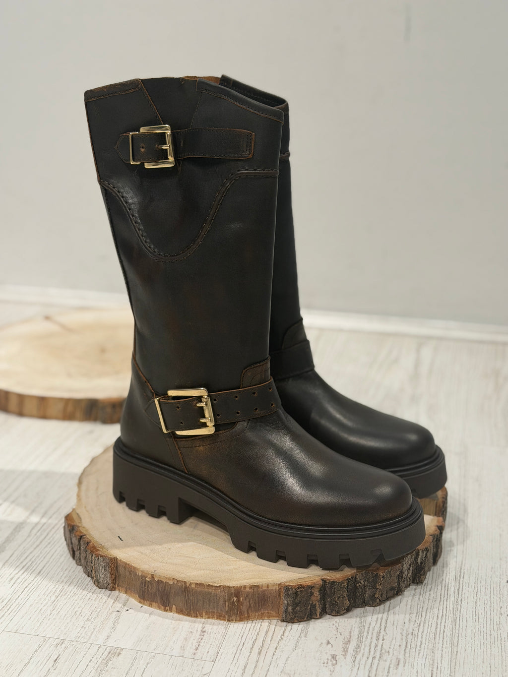 Biker in pelle con fibbie