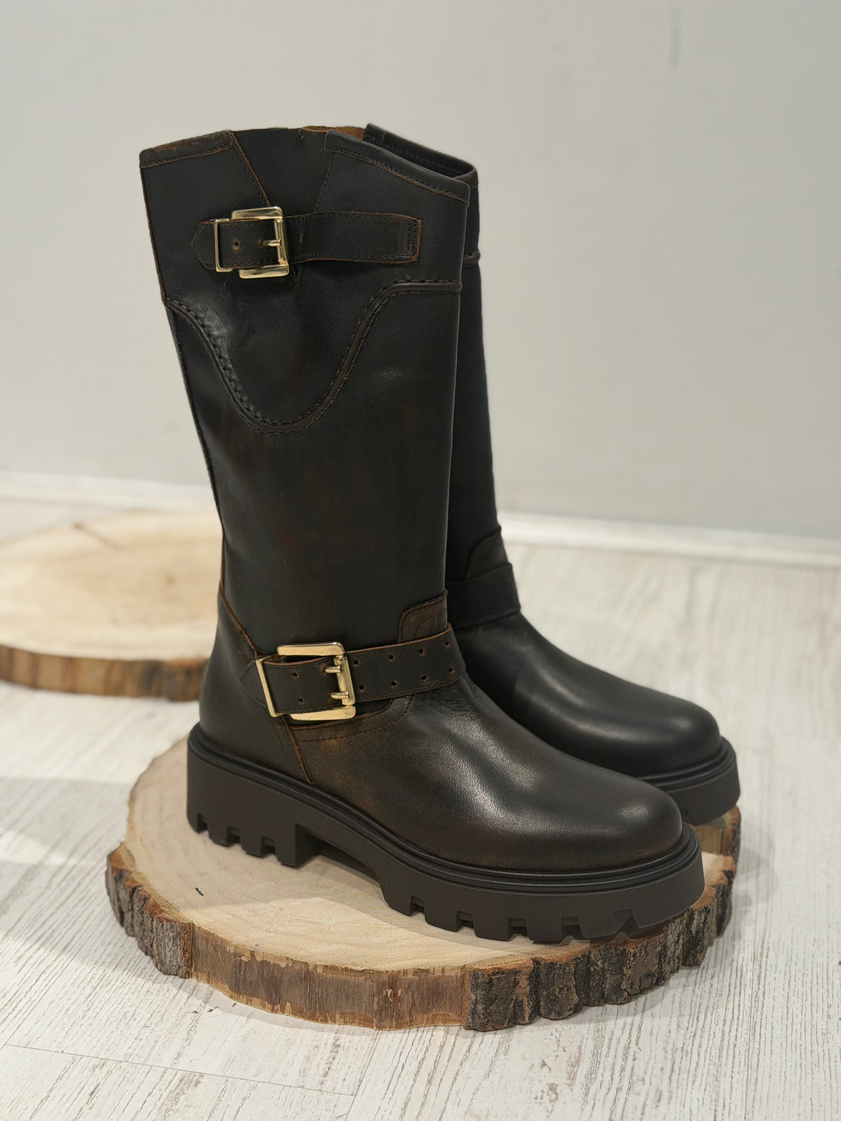 Biker in pelle con fibbie