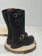 Biker in pelle con fibbie