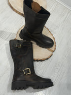 Biker in pelle con fibbie