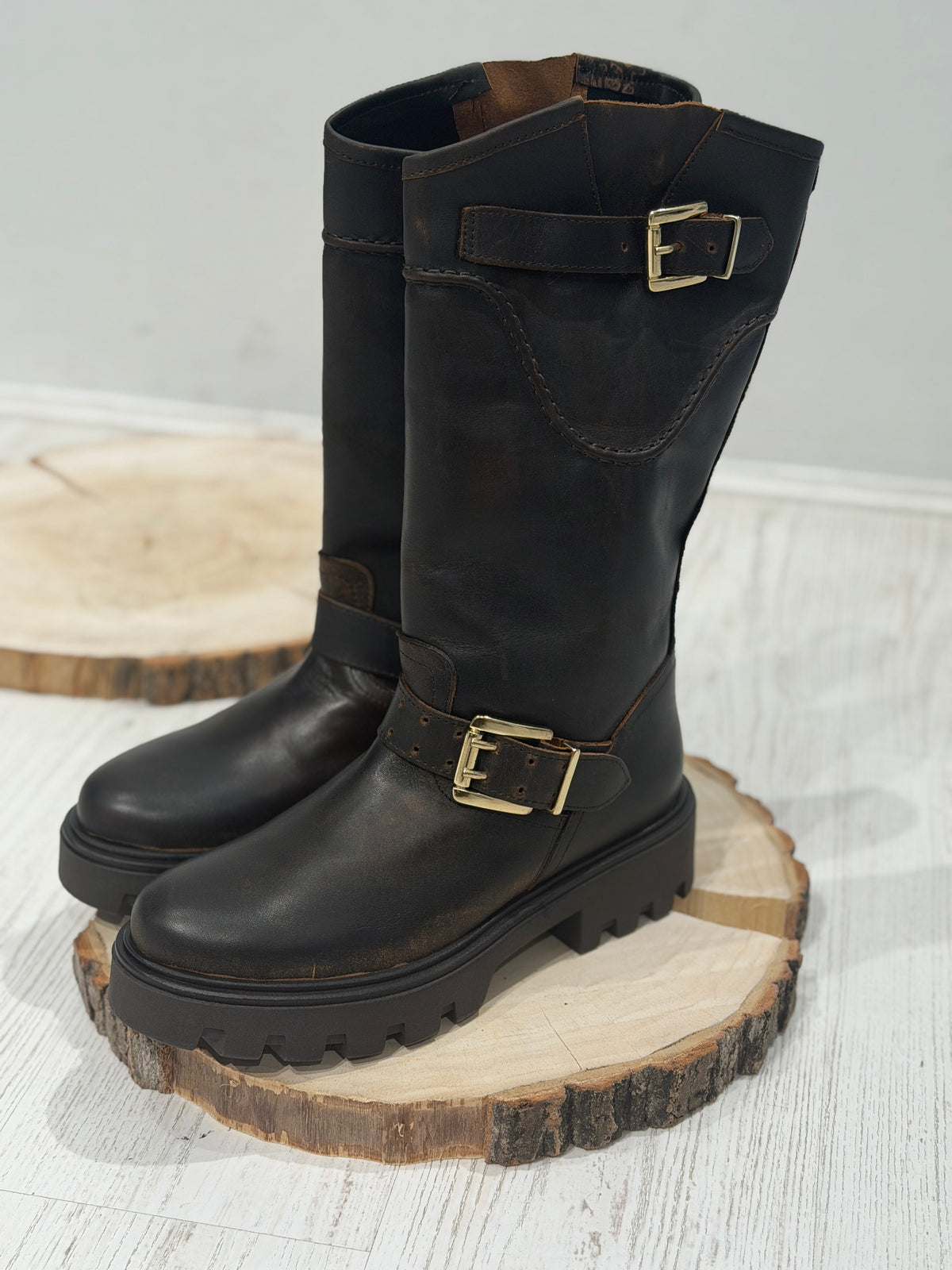 Biker in pelle con fibbie