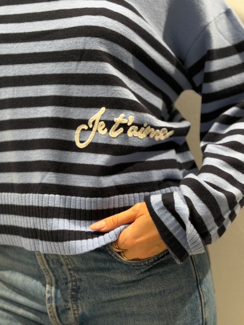 Maglia a righe con ricamo