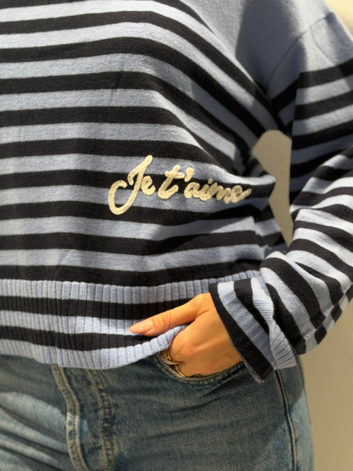 Maglia a righe con ricamo