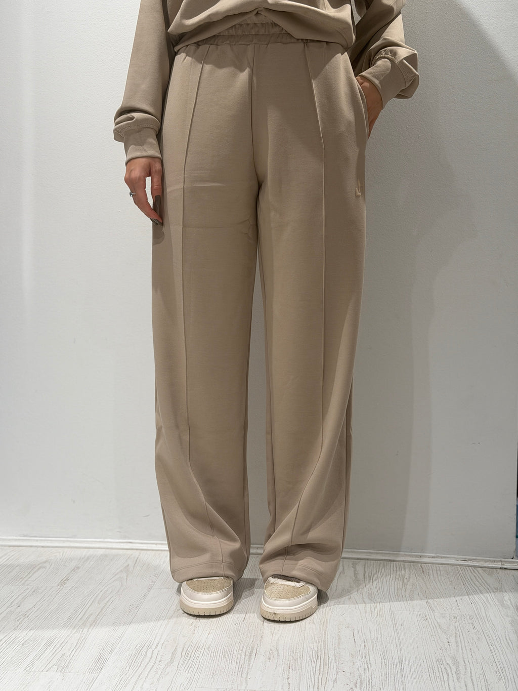 Pantalone palazzo con nervature in maglia