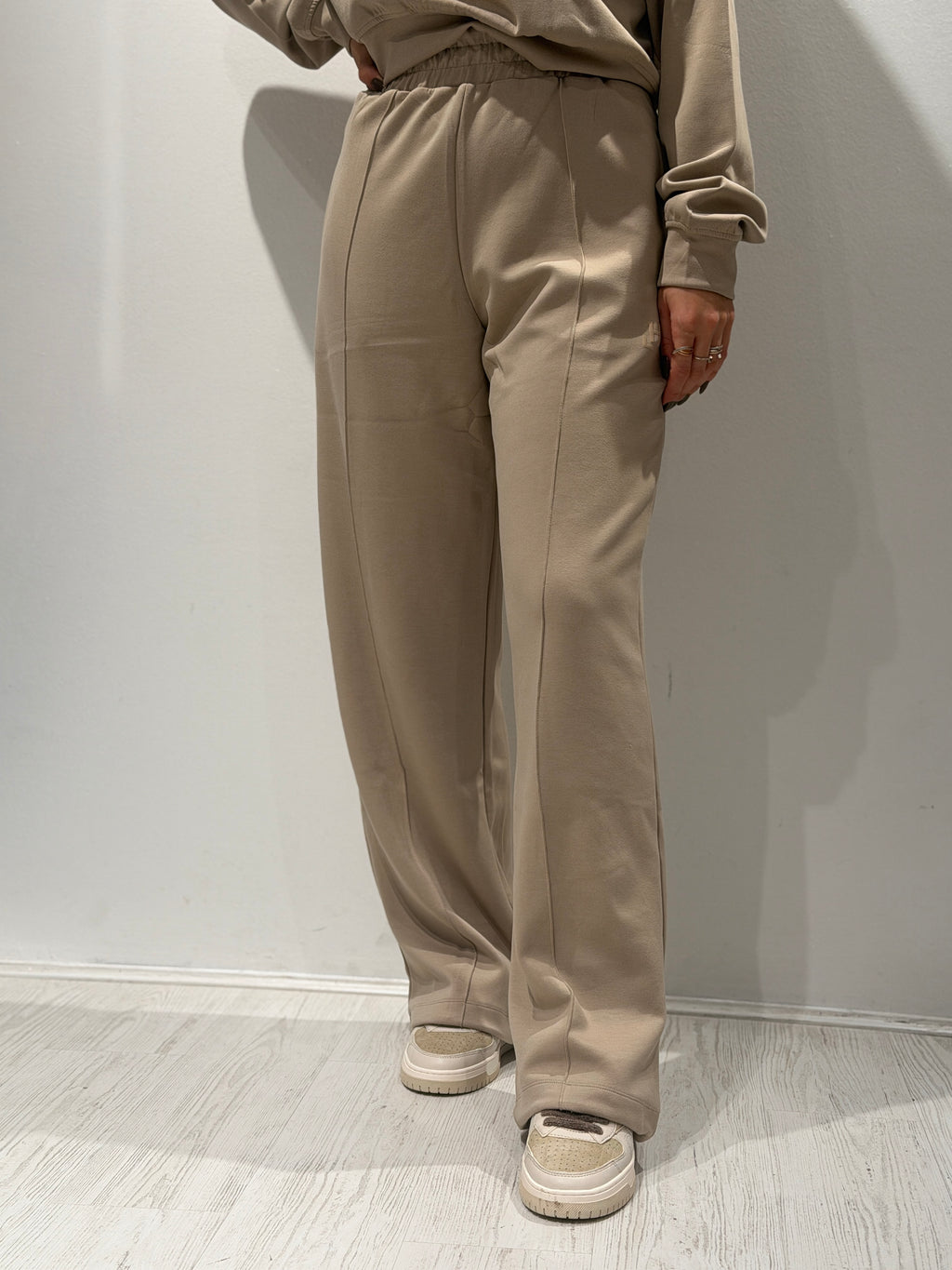 Pantalone palazzo con nervature in maglia