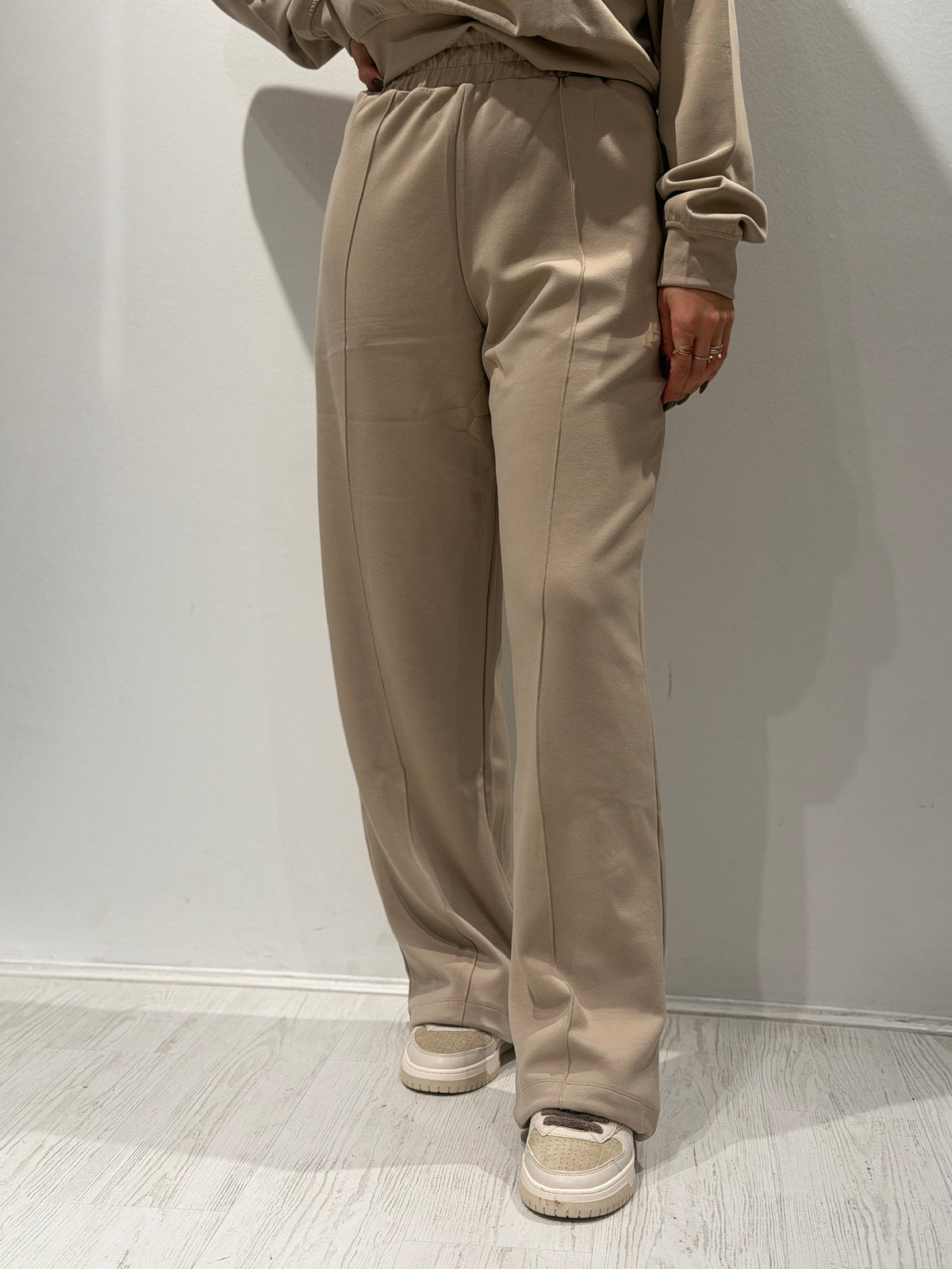Pantalone palazzo con nervature in maglia