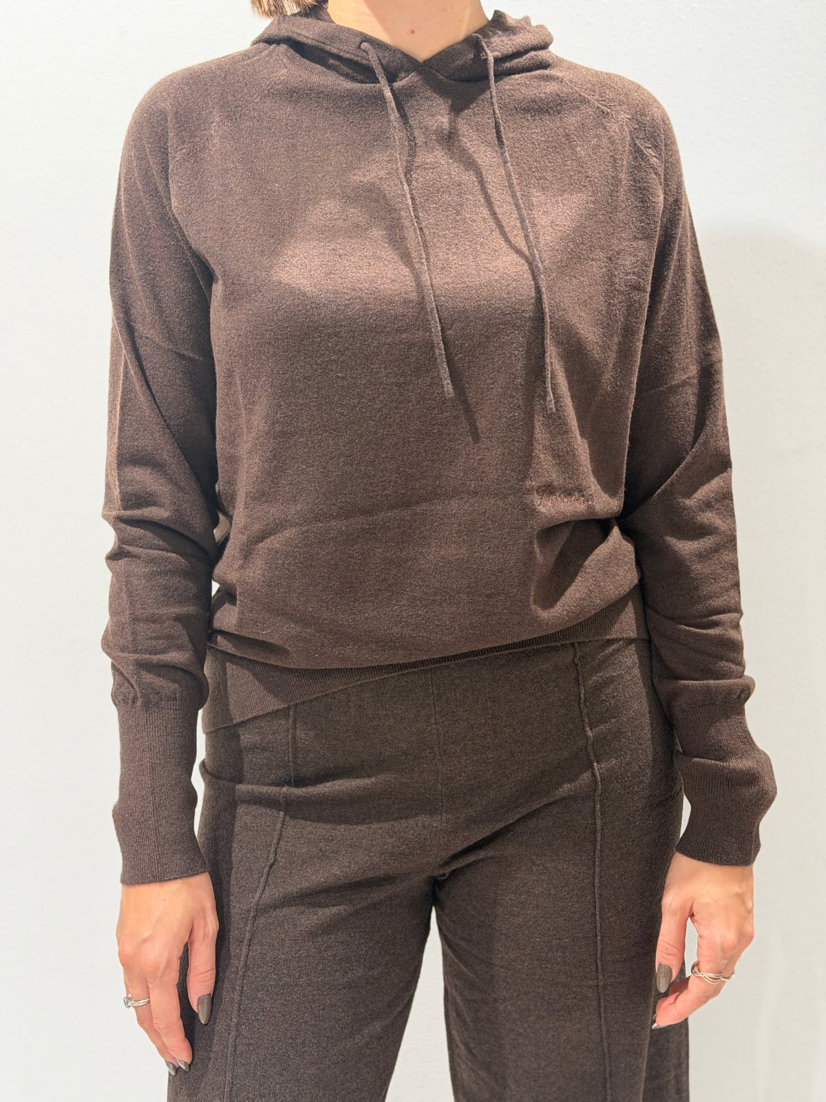 Maglia cappuccio con ricamo